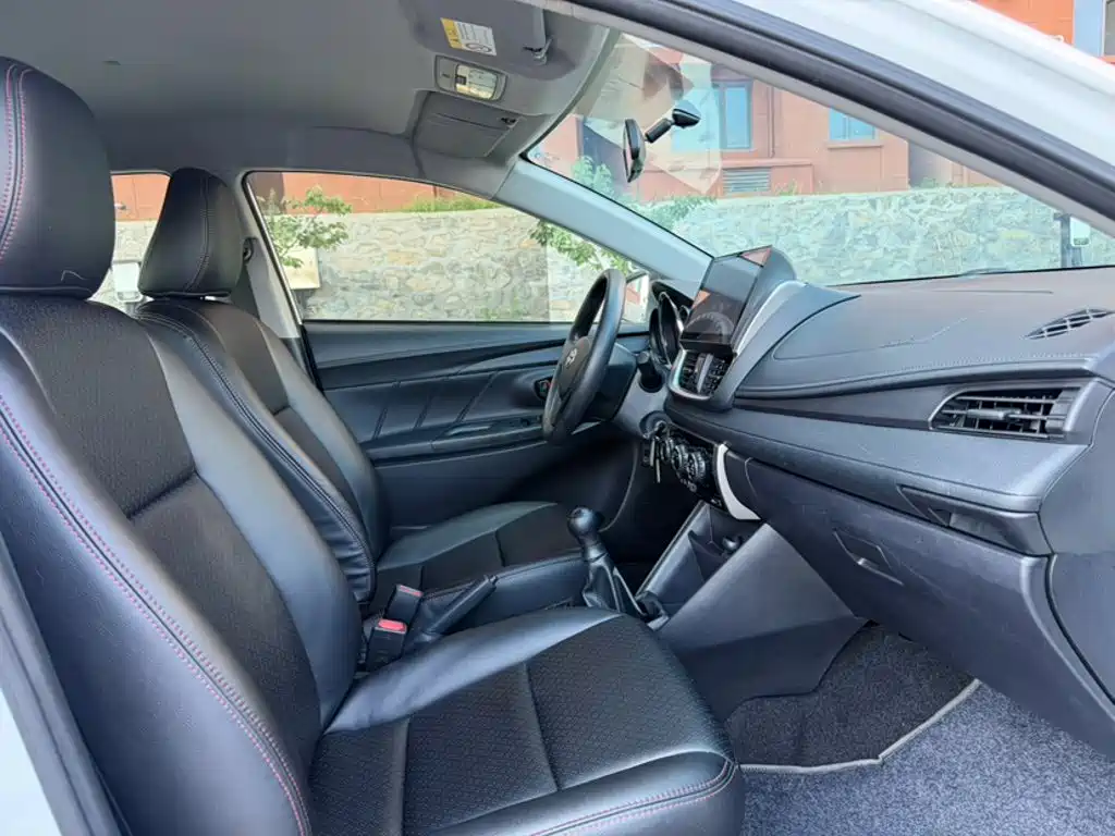 Toyota Yaris L 2017 — фото 15