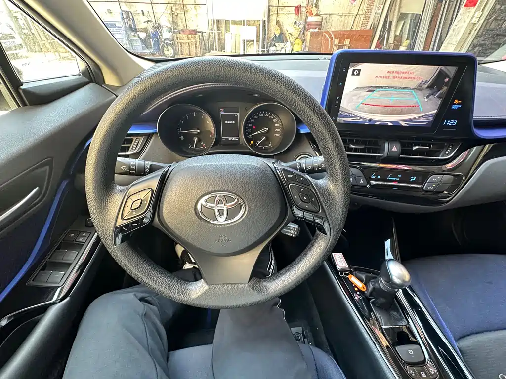 Toyota C-HR 2019 — фото 12