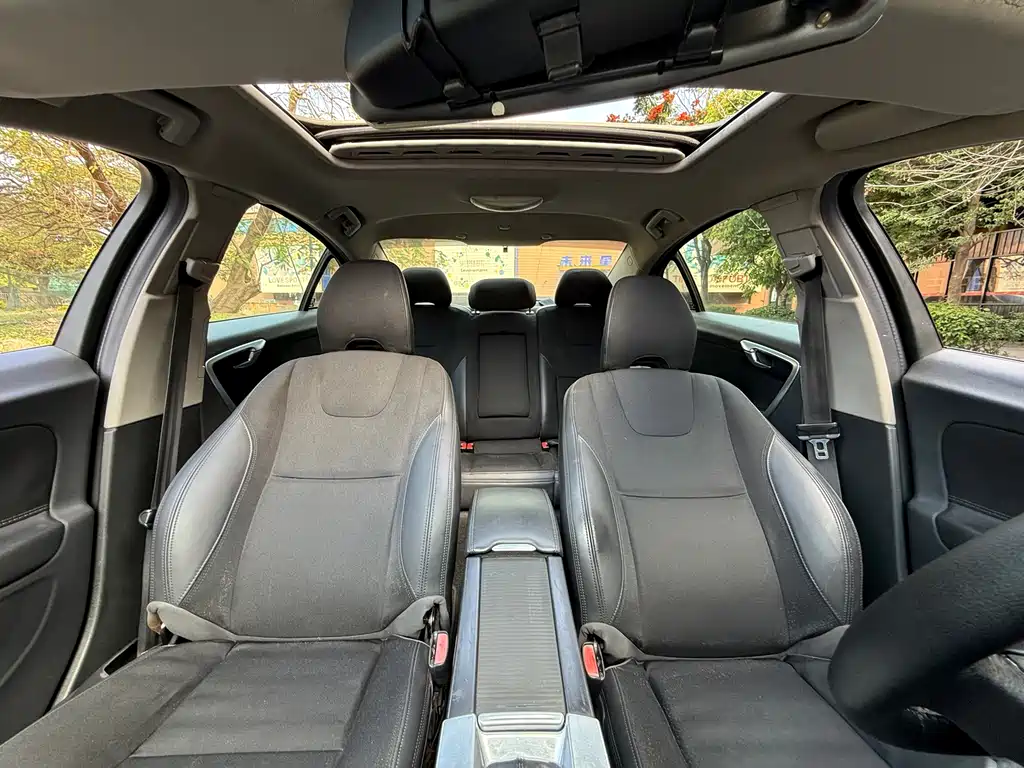 Volvo S60 2015 — фото 10