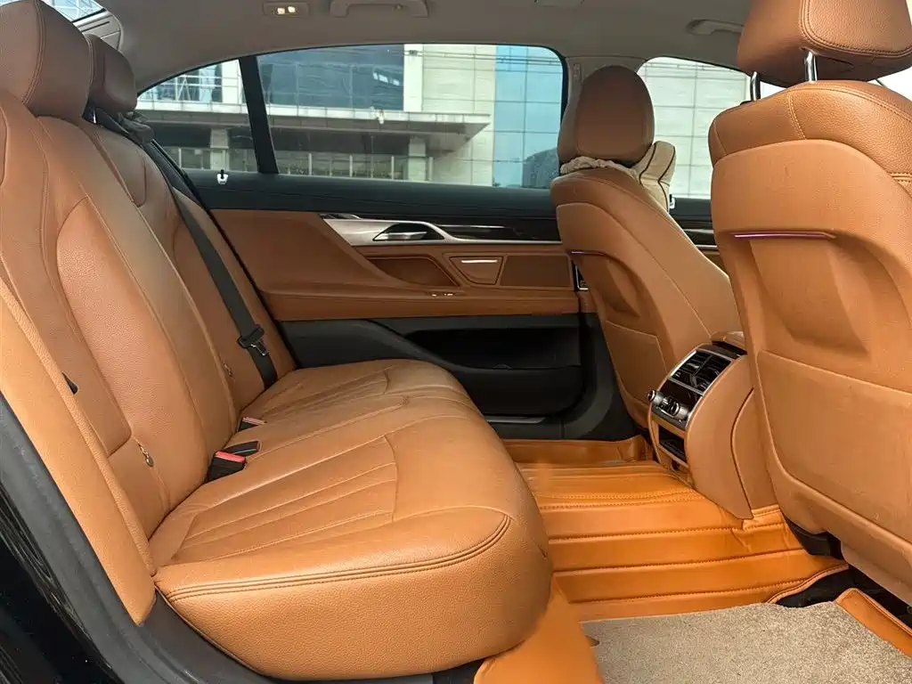 BMW 7 Series 2018 — фото 19