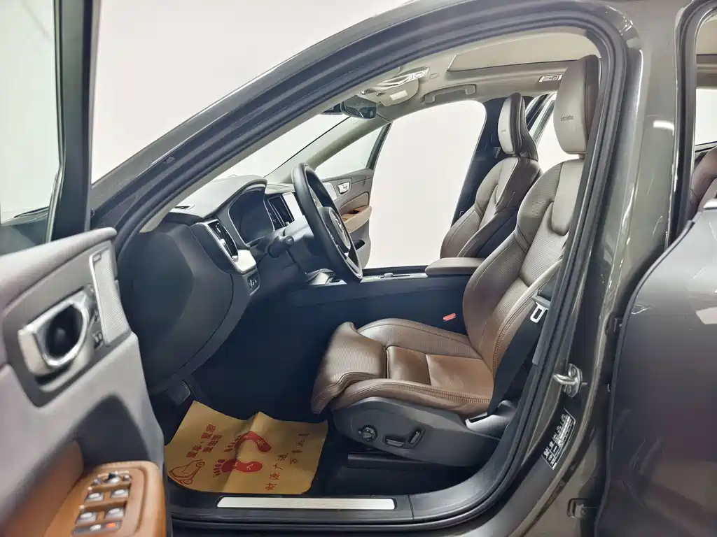 Volvo XC60 Plug-In Hybrid 2020 — фото 11