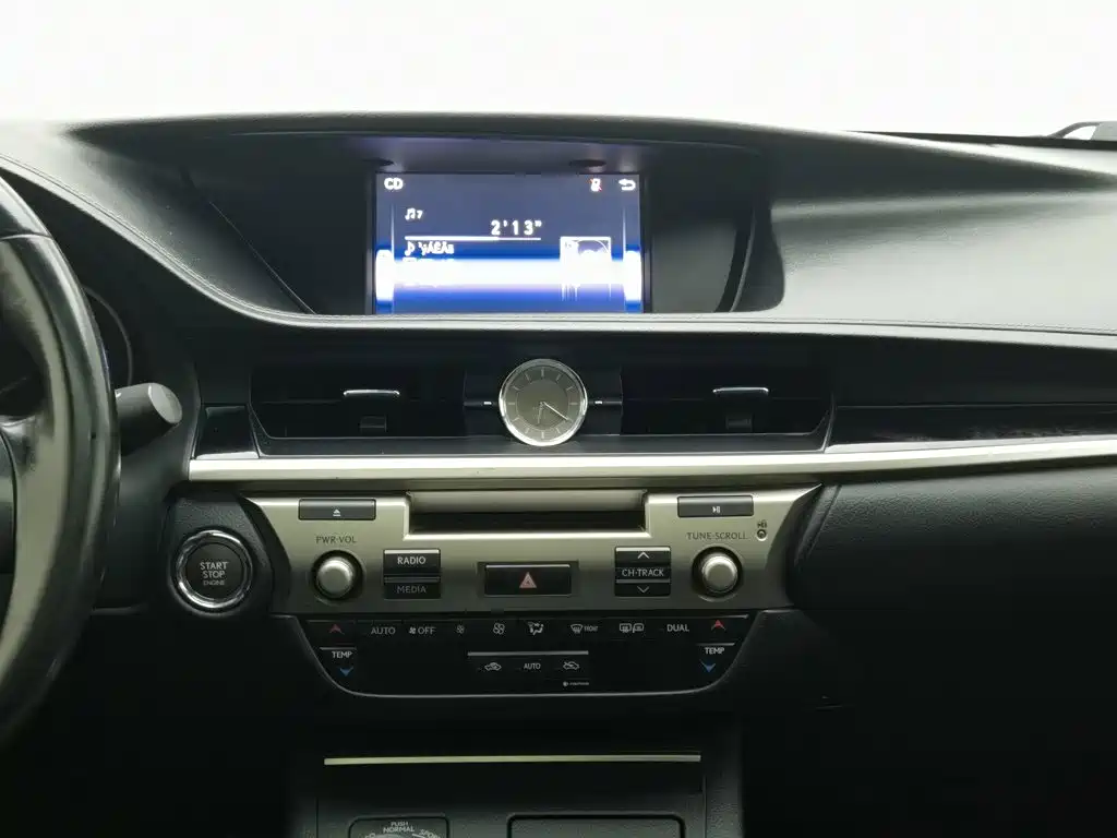 Lexus ES 2015 — фото 12