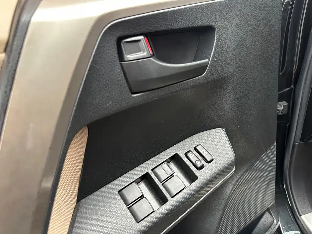 Toyota RAV4 2015 — фото 9
