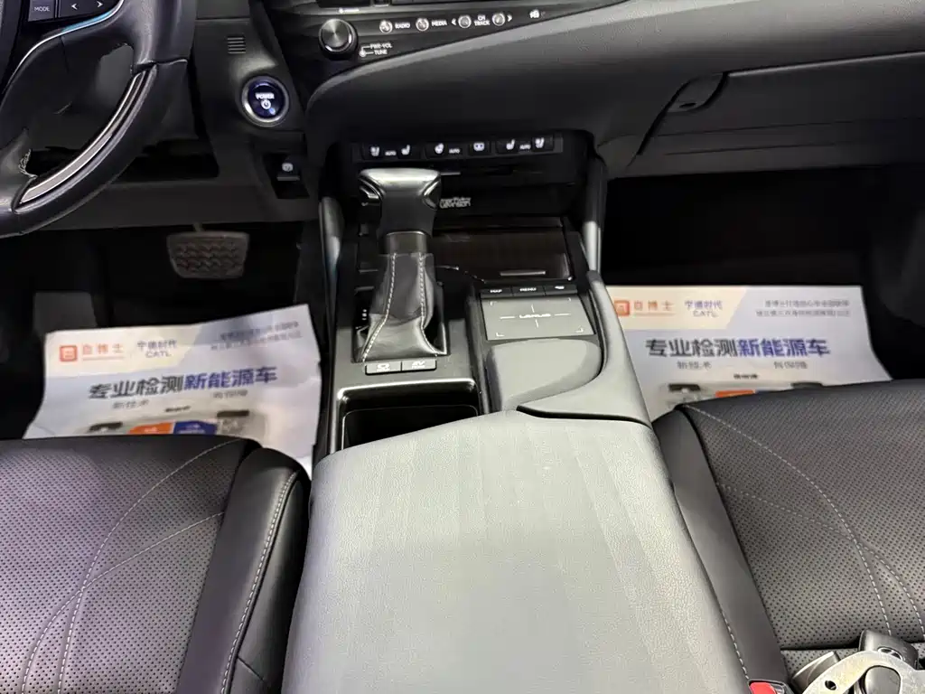 Lexus ES 2019 — фото 11
