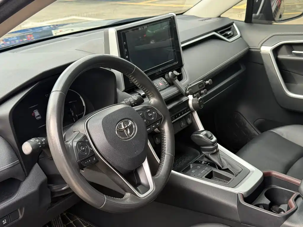 Toyota RAV4 2020 — фото 8