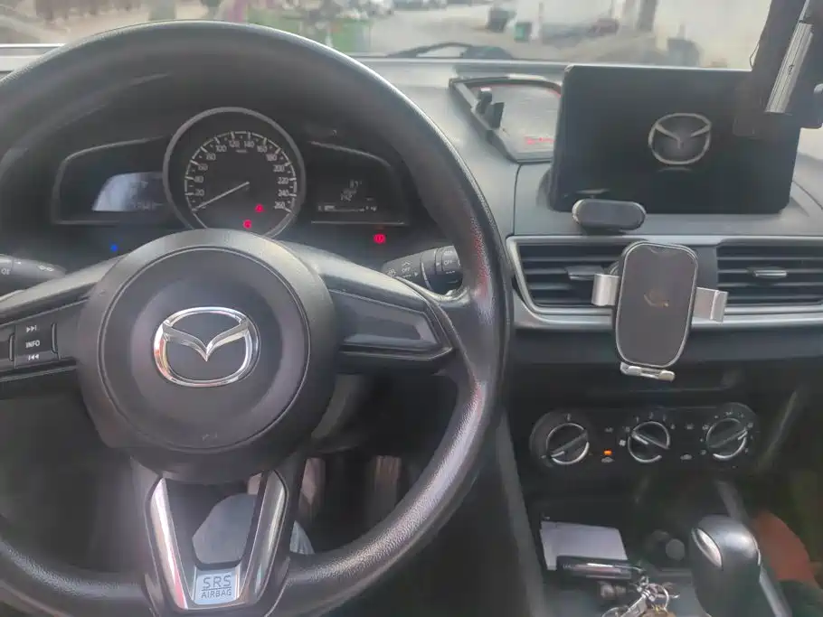 Mazda 3 Axela 2018 — фото 12