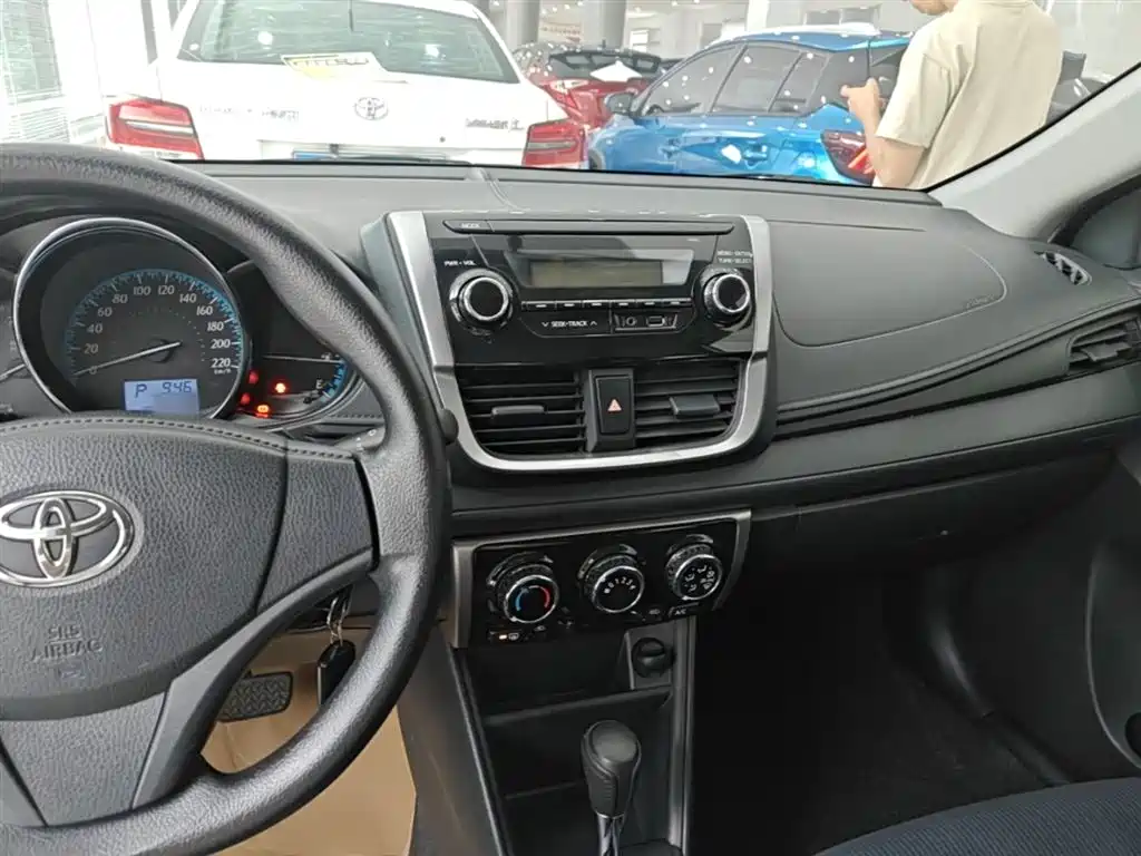Toyota Yaris L 2017 — фото 10
