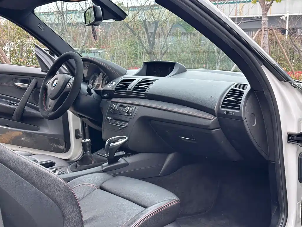 BMW 1 Series M 2012 — фото 14