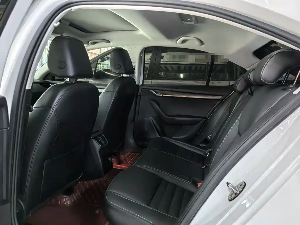 Skoda Octavia 2017 — фото 10