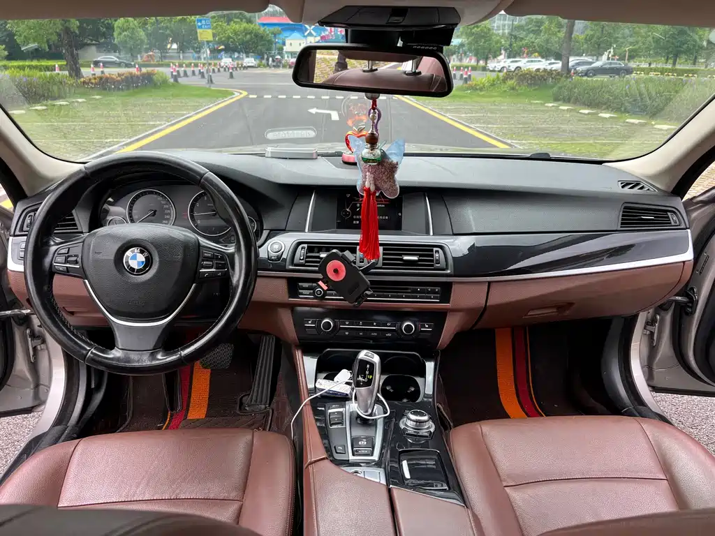 BMW 5 Series 2017 — фото 10