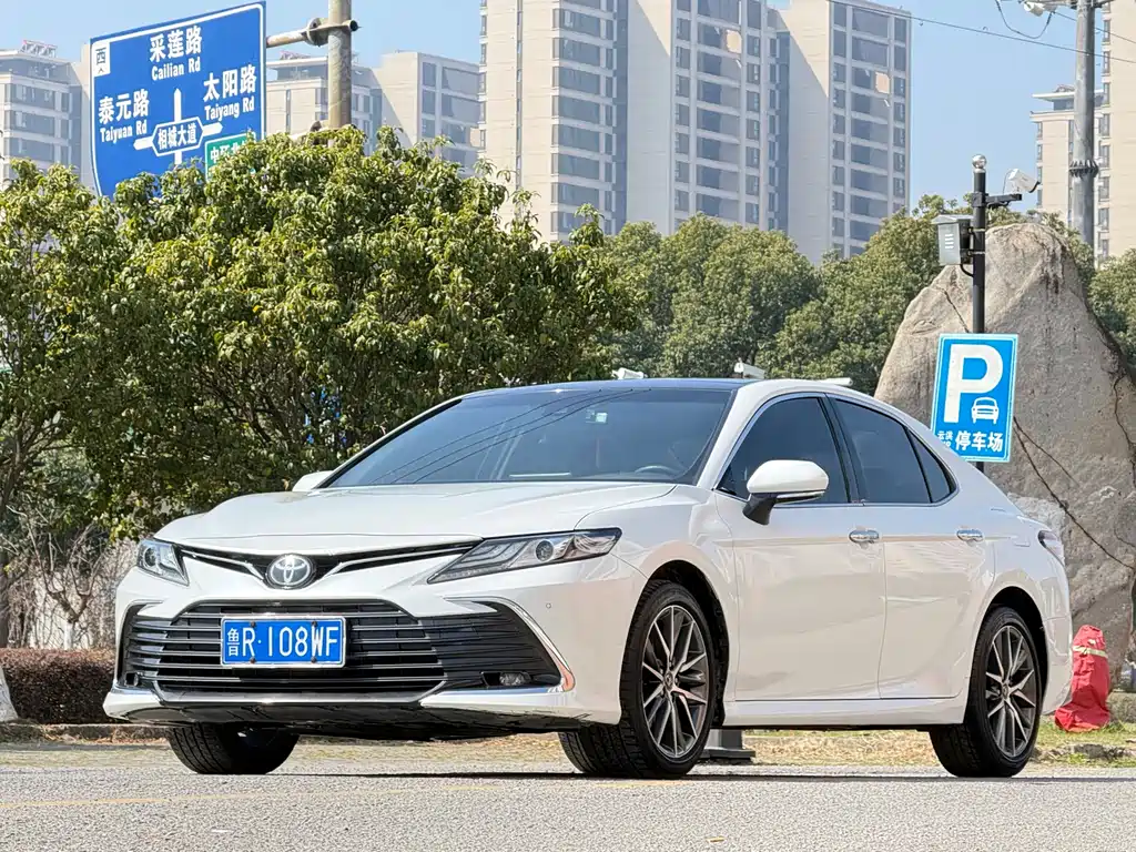 Toyota Camry 2022 — фото 2