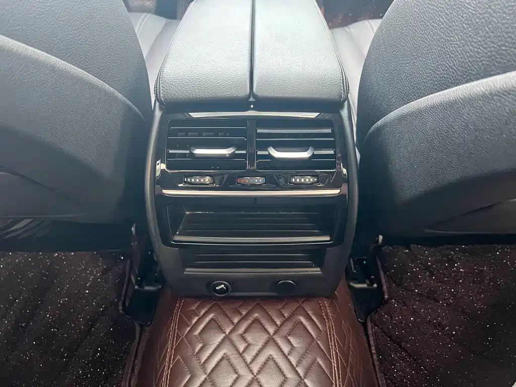 BMW 5 Series 2017 — фото 16