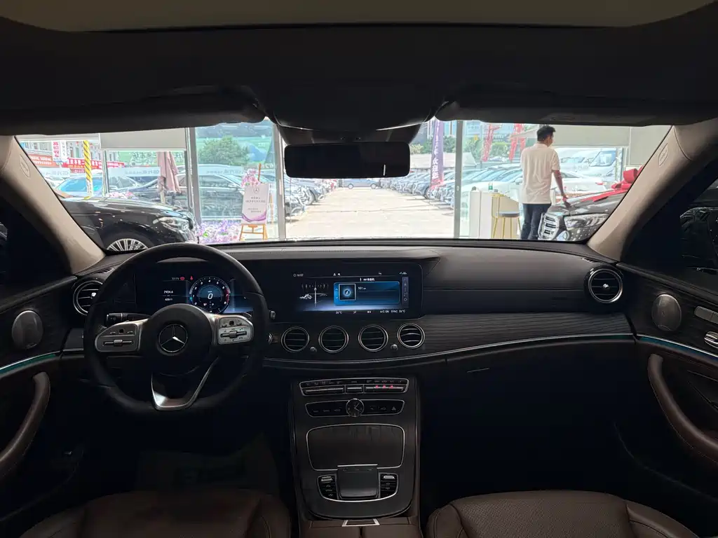 Mercedes-Benz E-Class 2020 — фото 19
