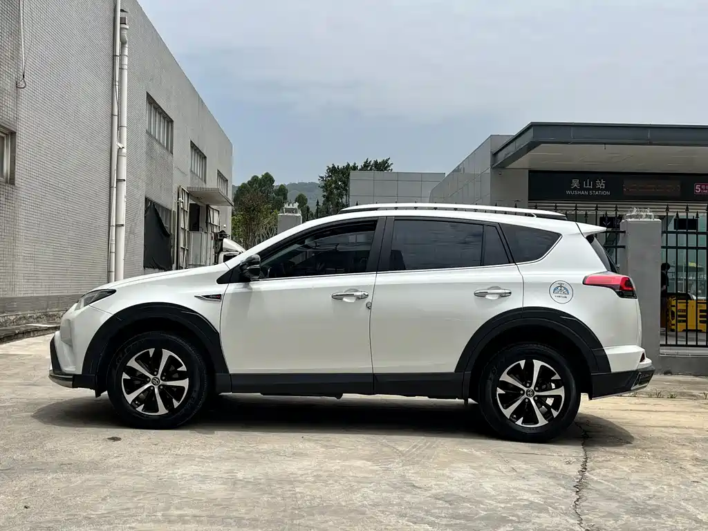 Toyota RAV4 2018 — фото 8