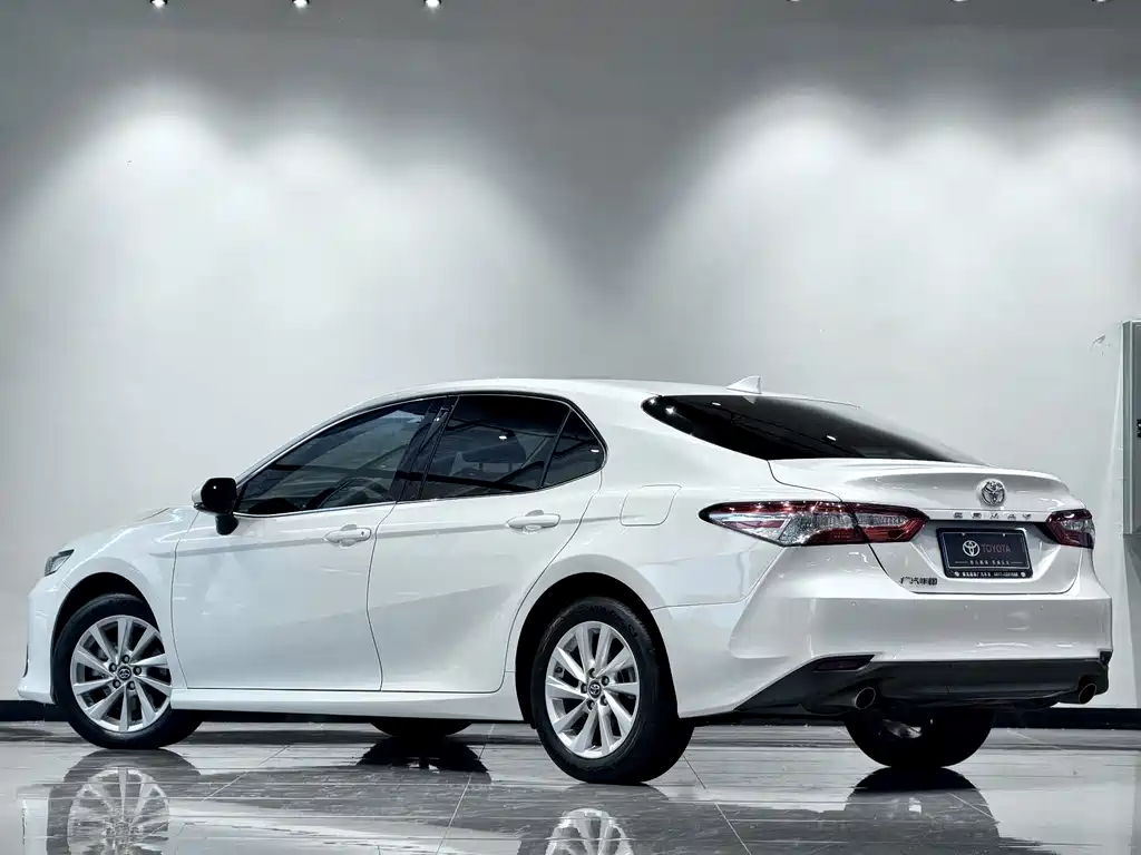 Toyota Camry 2022 — фото 3