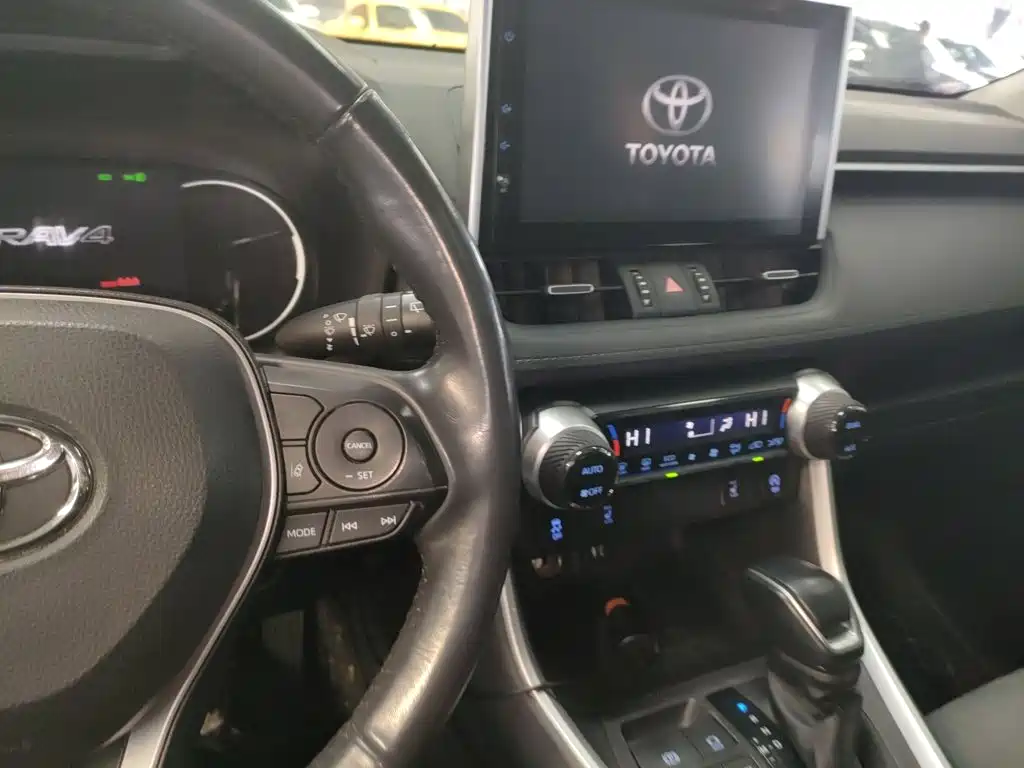 Toyota RAV4 2022 — фото 10