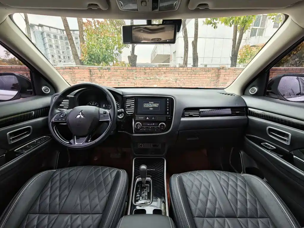 Mitsubishi Outlander 2021 — фото 18