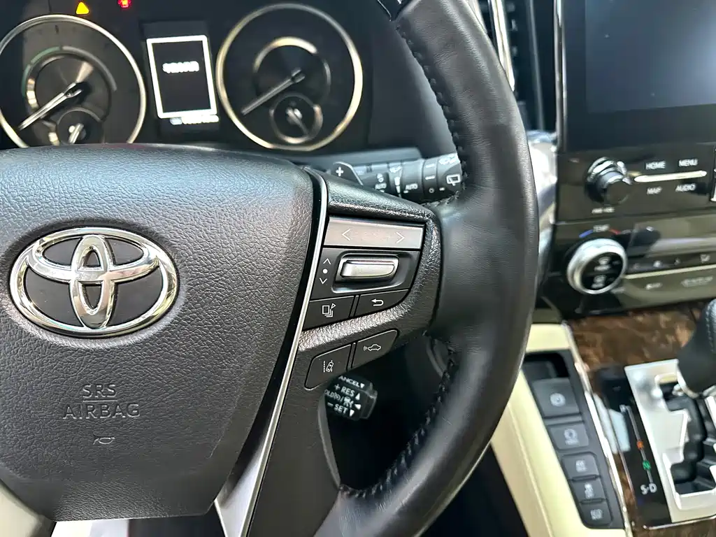 Toyota Alphard 2022 — фото 15