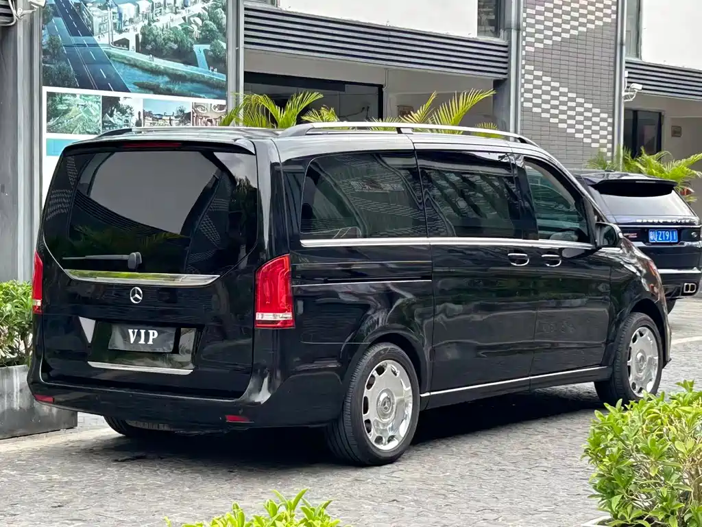 Mercedes-Benz V-Class 2022 — фото 16