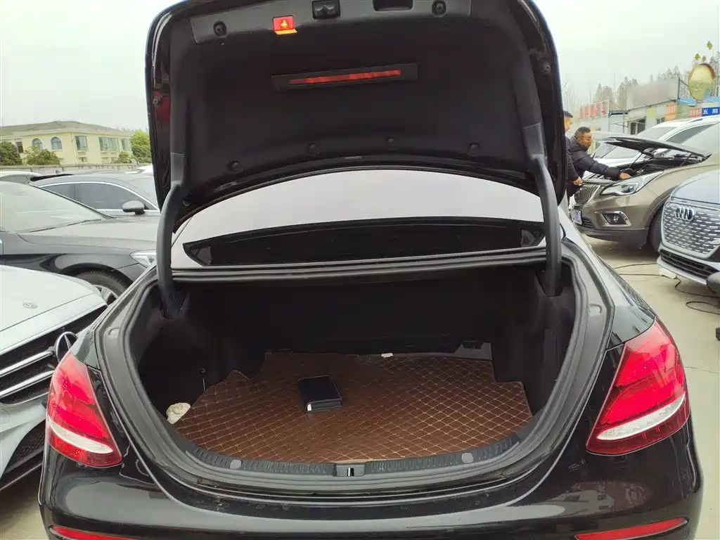 Mercedes-Benz E-Class 2020 — фото 18