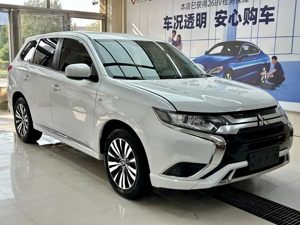 Mitsubishi Outlander 2022 — фото 3