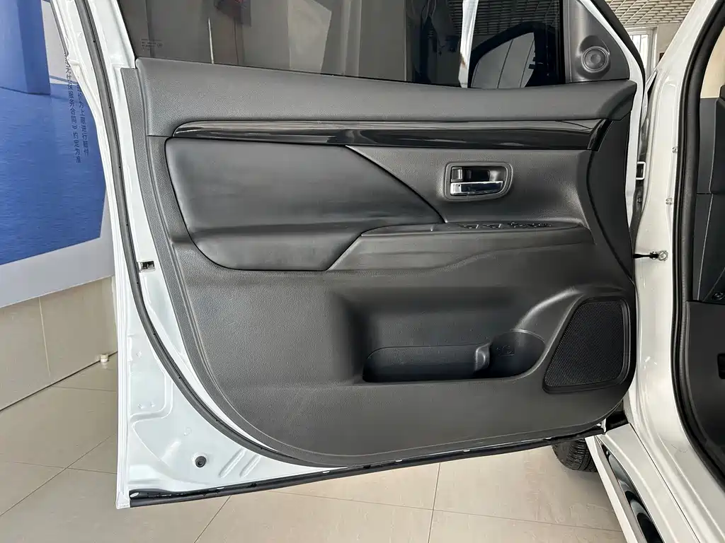 Mitsubishi Outlander 2022 — фото 22