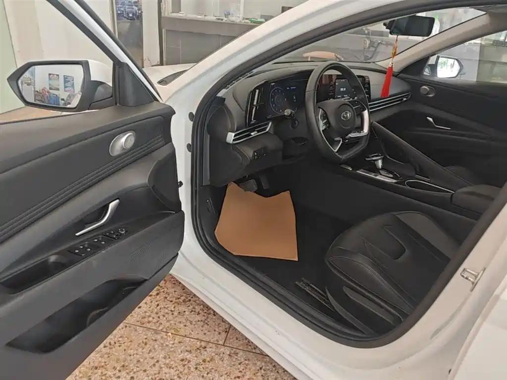 Hyundai Elantra 2023 — фото 16