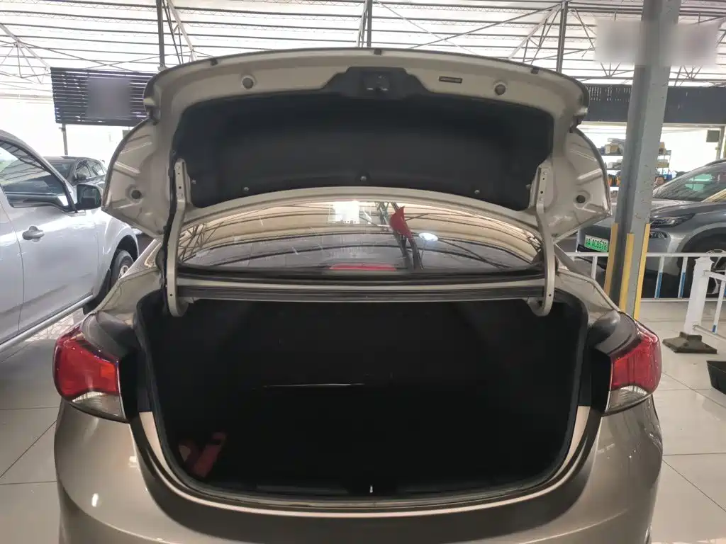Hyundai Elantra 2017 — фото 15