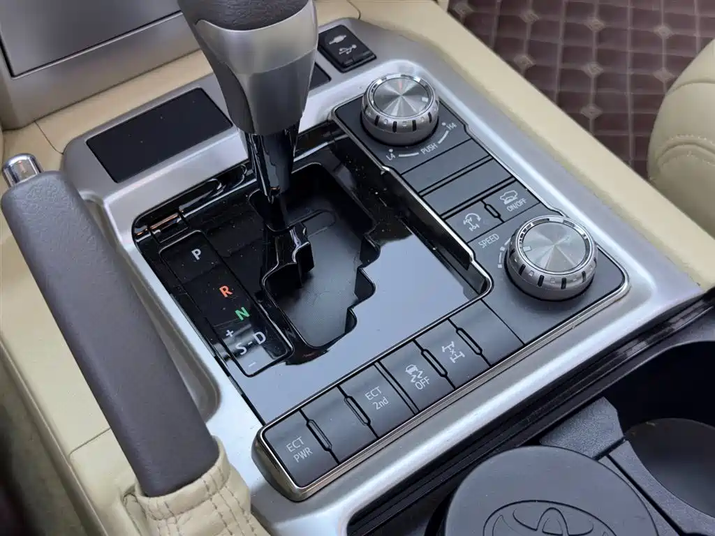 Toyota Land Cruiser 2018 — фото 14