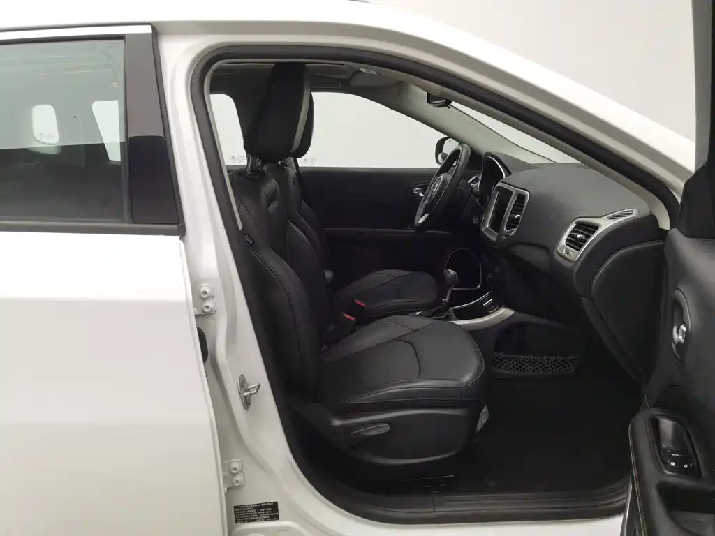Jeep Compass 2017 — фото 23