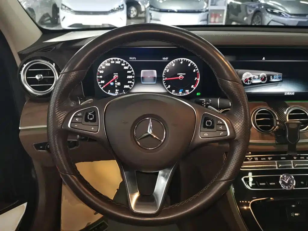 Mercedes-Benz E-Class 2017 — фото 11