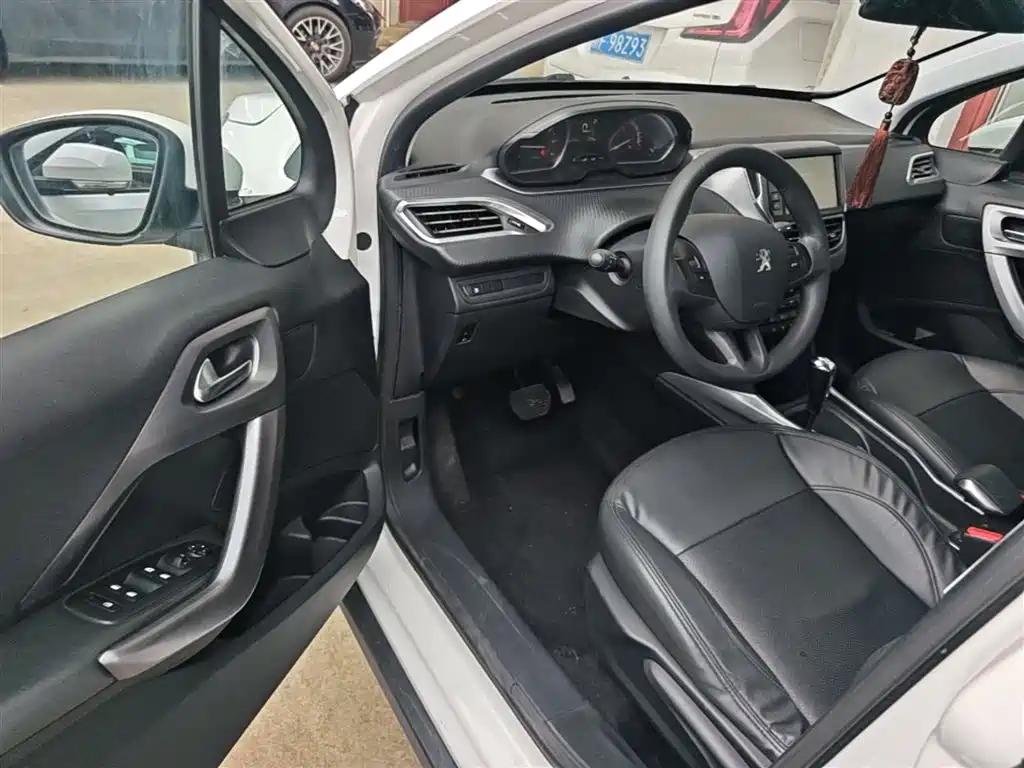 Peugeot 2008 2015 — фото 16
