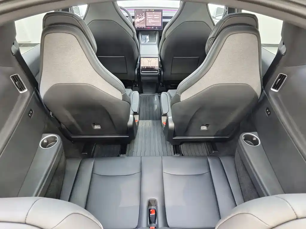 Tesla Model Y L 2025 — фото 10