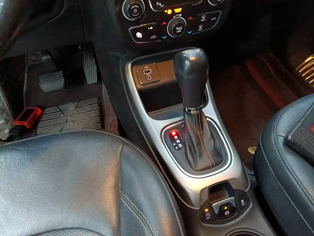 Jeep Compass 2018 — фото 12