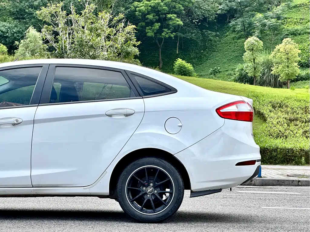 Ford Fiesta 2014 — фото 15