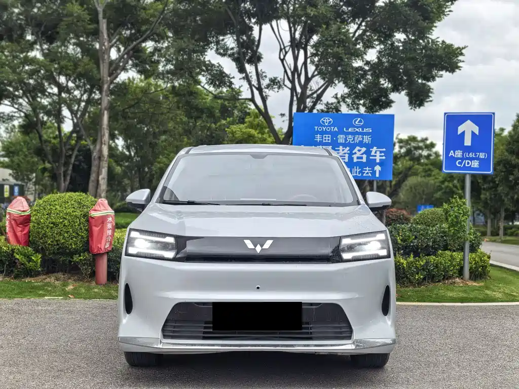 Wuling Starlight 730 EV 2025