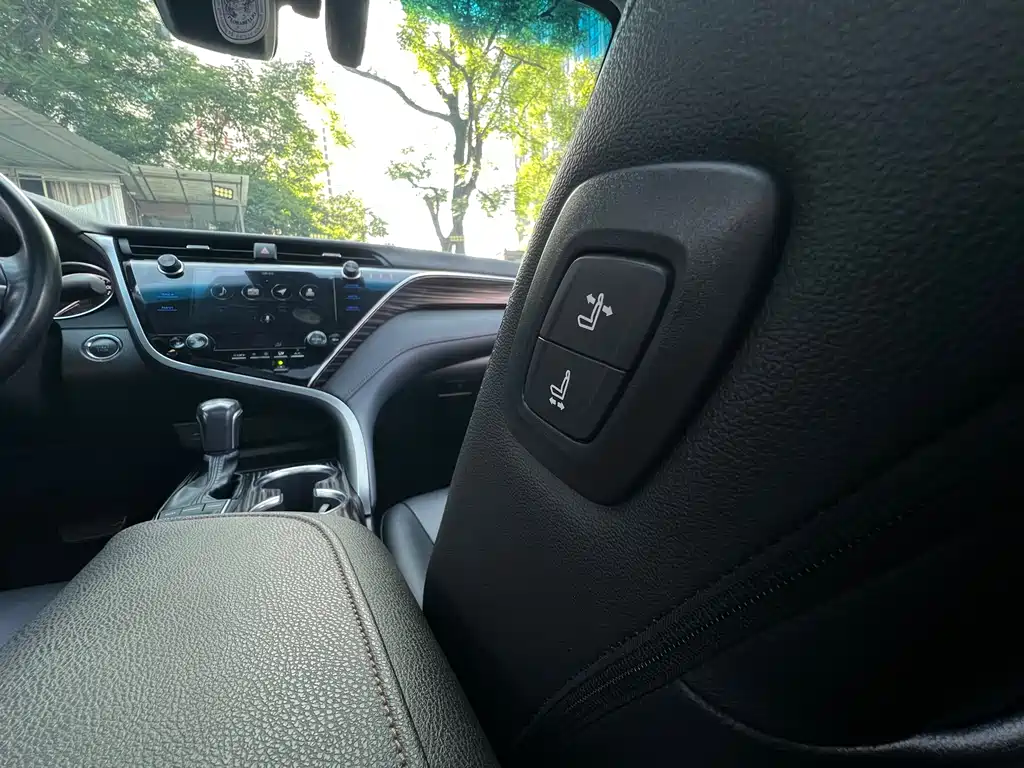 Toyota Camry 2019 — фото 19