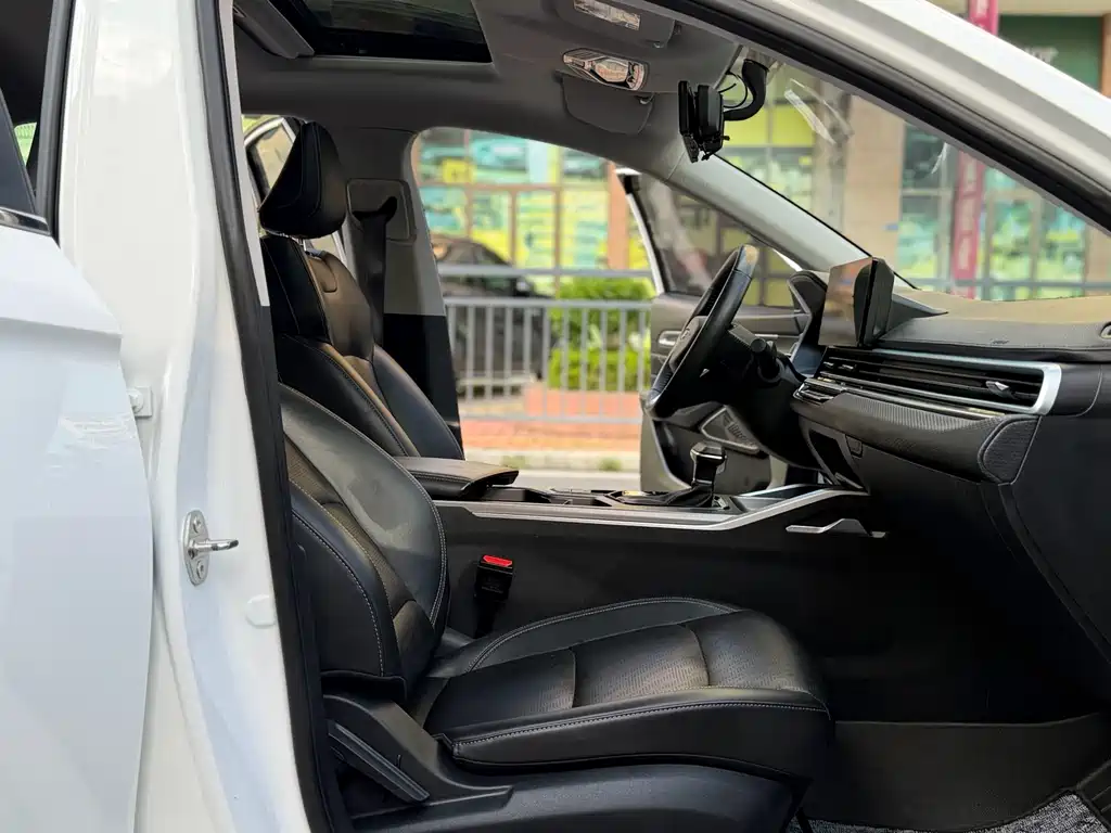 Geely Emgrand 2022