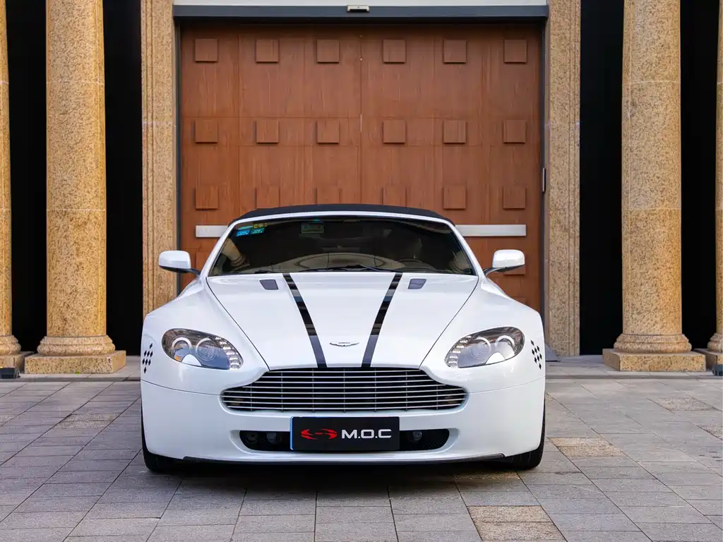 Aston Martin V8 Vantage 2010 — фото 2