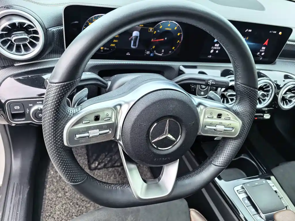 Mercedes-Benz A-Class 2019 — фото 12