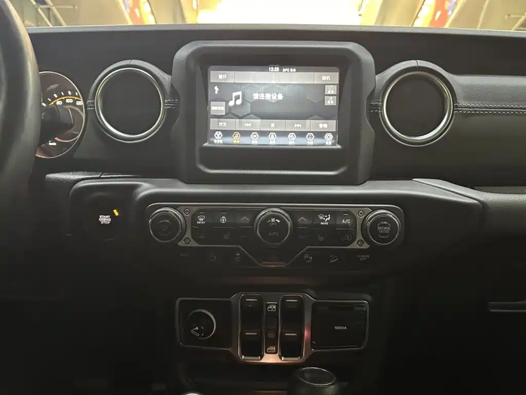 Jeep Wrangler 2021 — фото 12