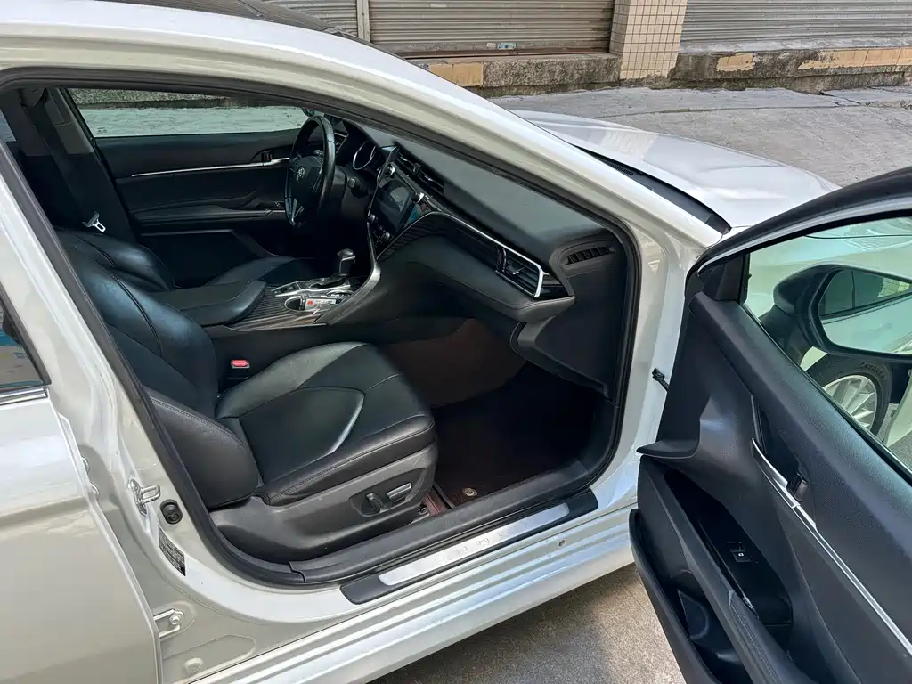 Toyota Camry 2019 — фото 19