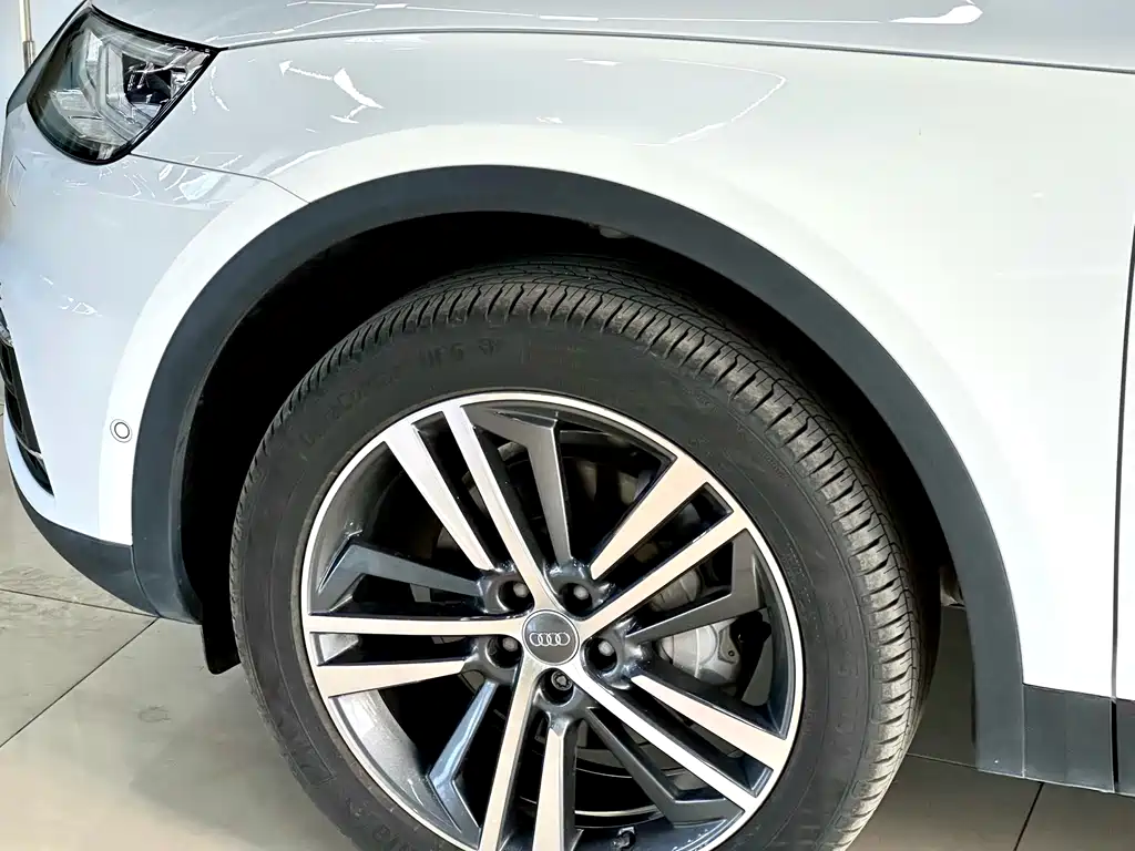 Audi Q5L 2020 — фото 11