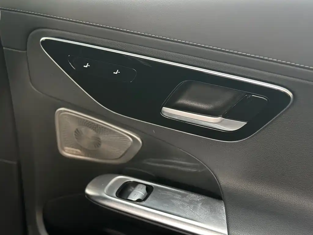Mercedes-Benz C-Class 2023 — фото 9