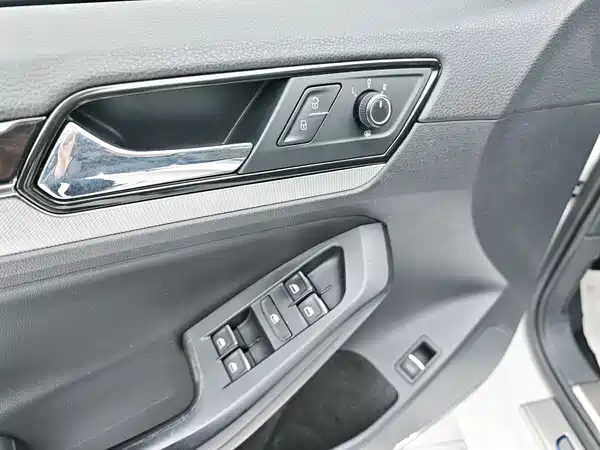 Volkswagen Sagitar 2018