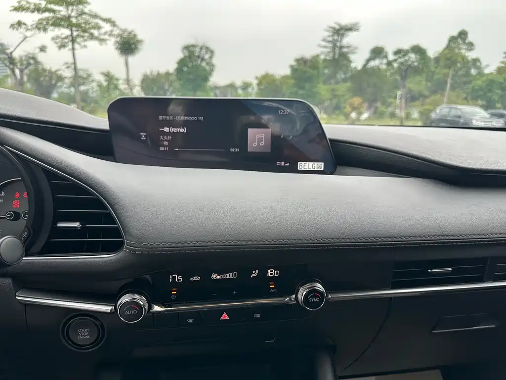 Mazda 3 Axela 2019 — фото 11