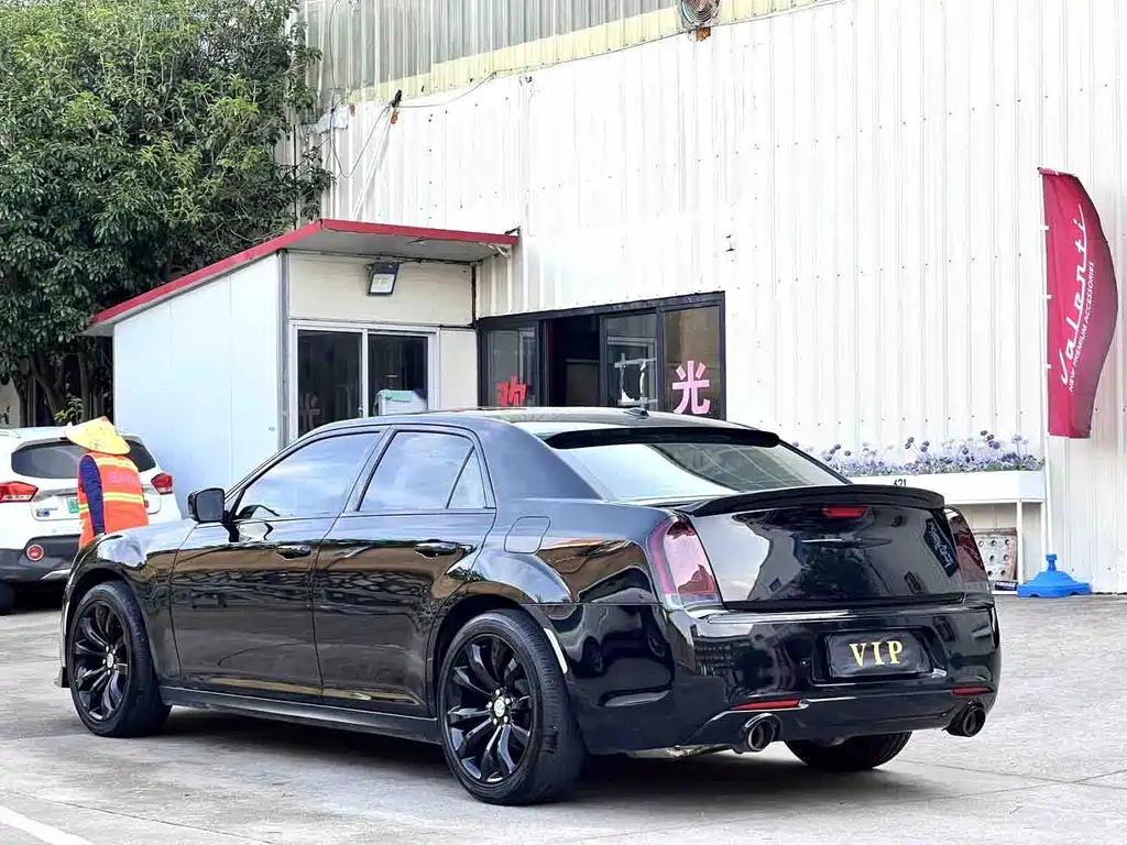 Chrysler 300C 2016 — фото 13