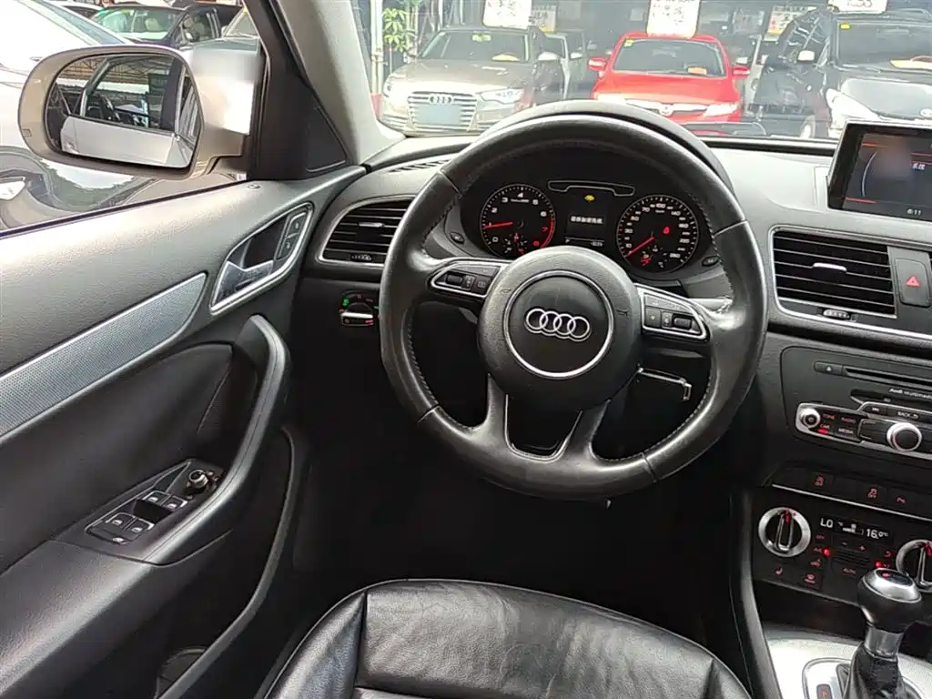 Audi Q3 2015 — фото 11