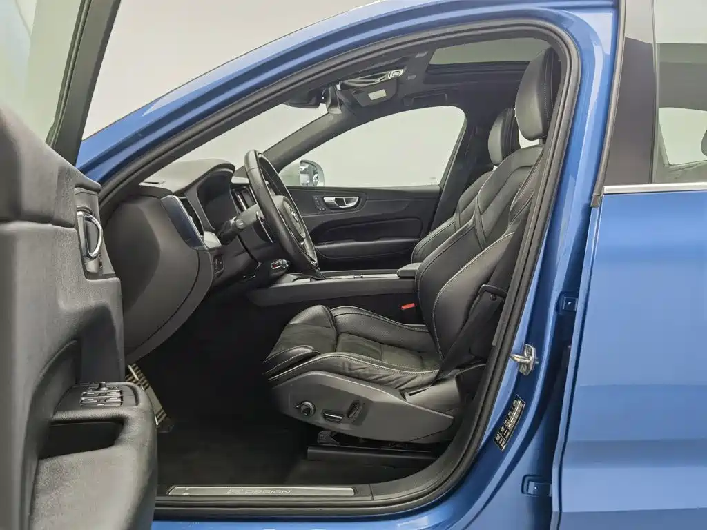 Volvo XC60 2018 — фото 10