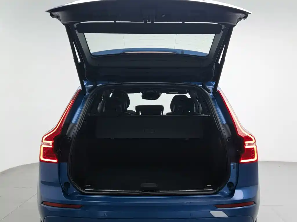 Volvo XC60 2018 — фото 16